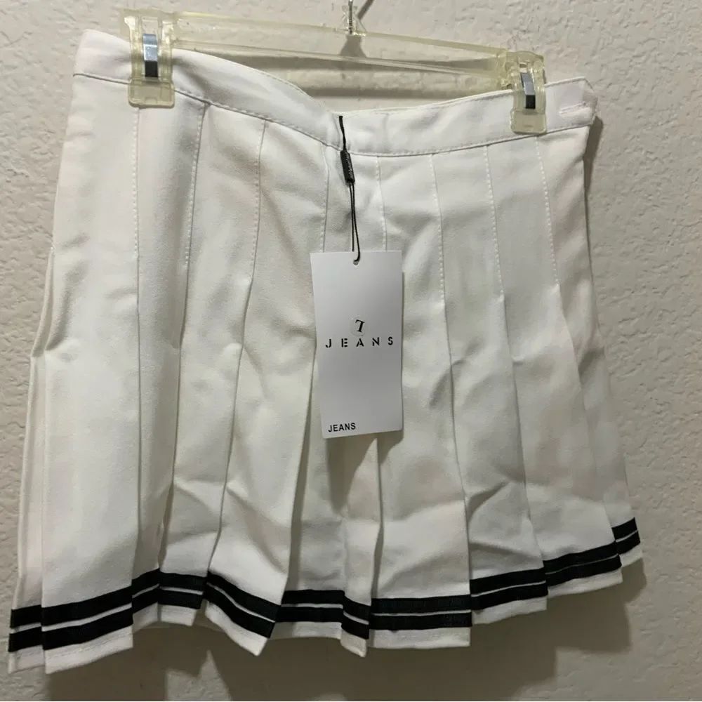 Xin yi zu wears Girls White Pleated A-Line Skirt Size L